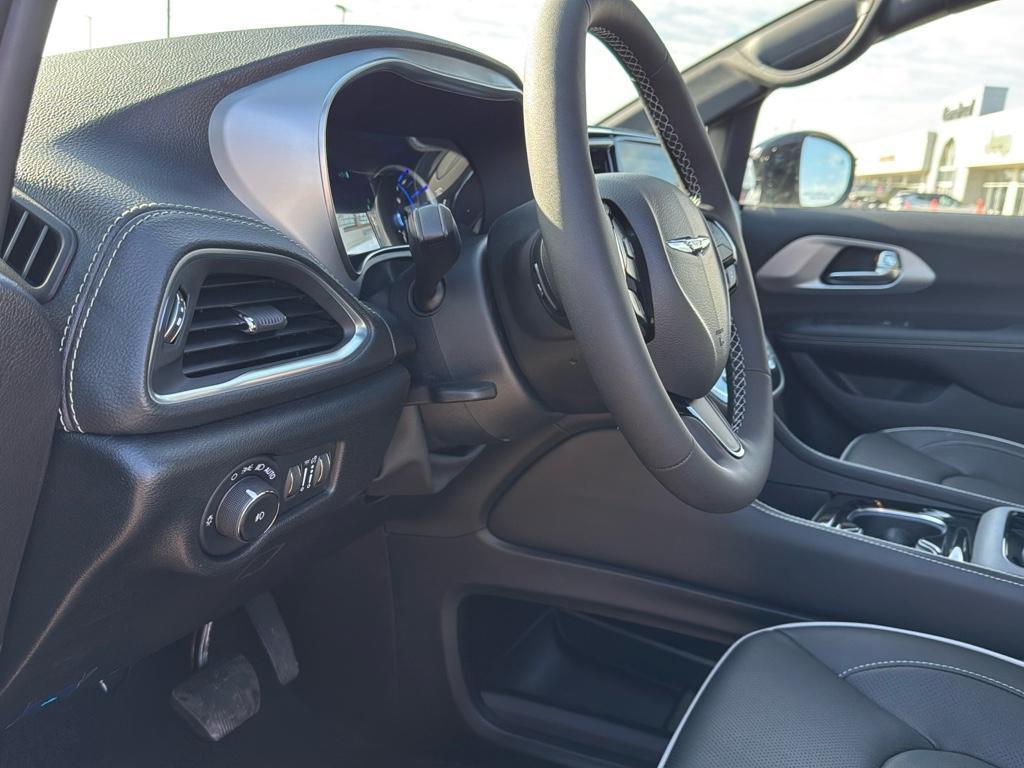 new 2025 Chrysler Pacifica Hybrid car, priced at $57,499