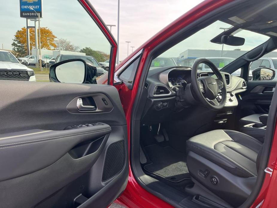 new 2025 Chrysler Pacifica car, priced at $46,499