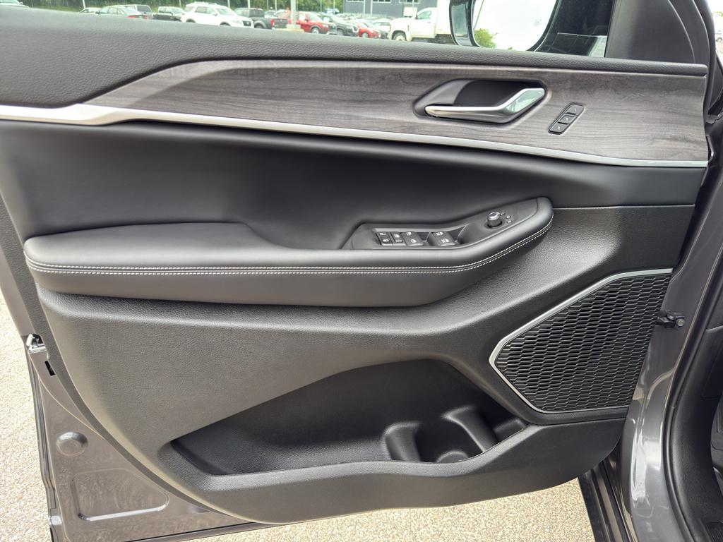 new 2025 Jeep Grand Cherokee L car, priced at $57,634