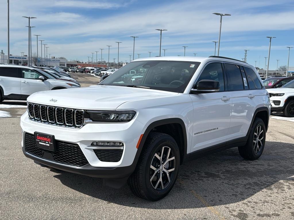 new 2025 Jeep Grand Cherokee car, priced at $45,901