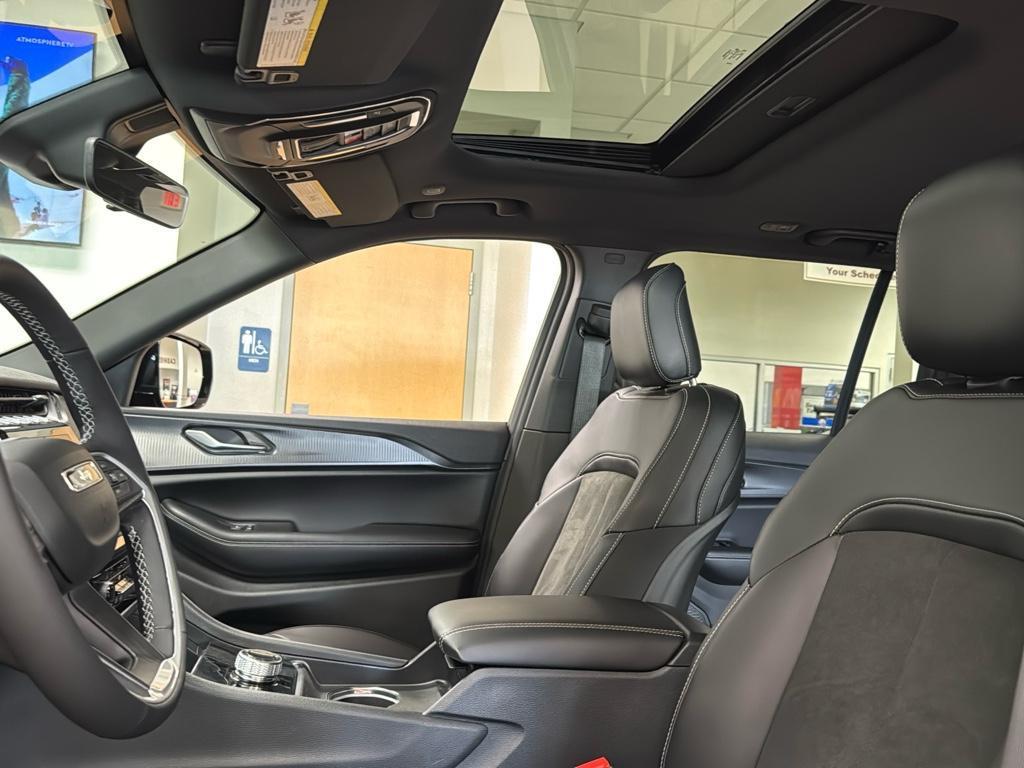 new 2025 Jeep Grand Cherokee car, priced at $47,178