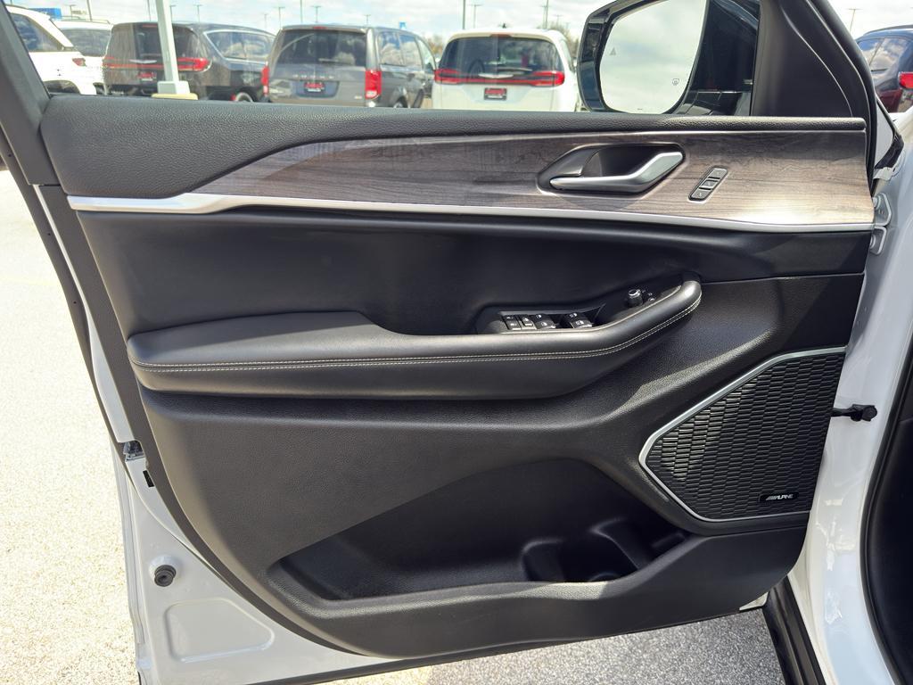 used 2022 Jeep Grand Cherokee car, priced at $31,495