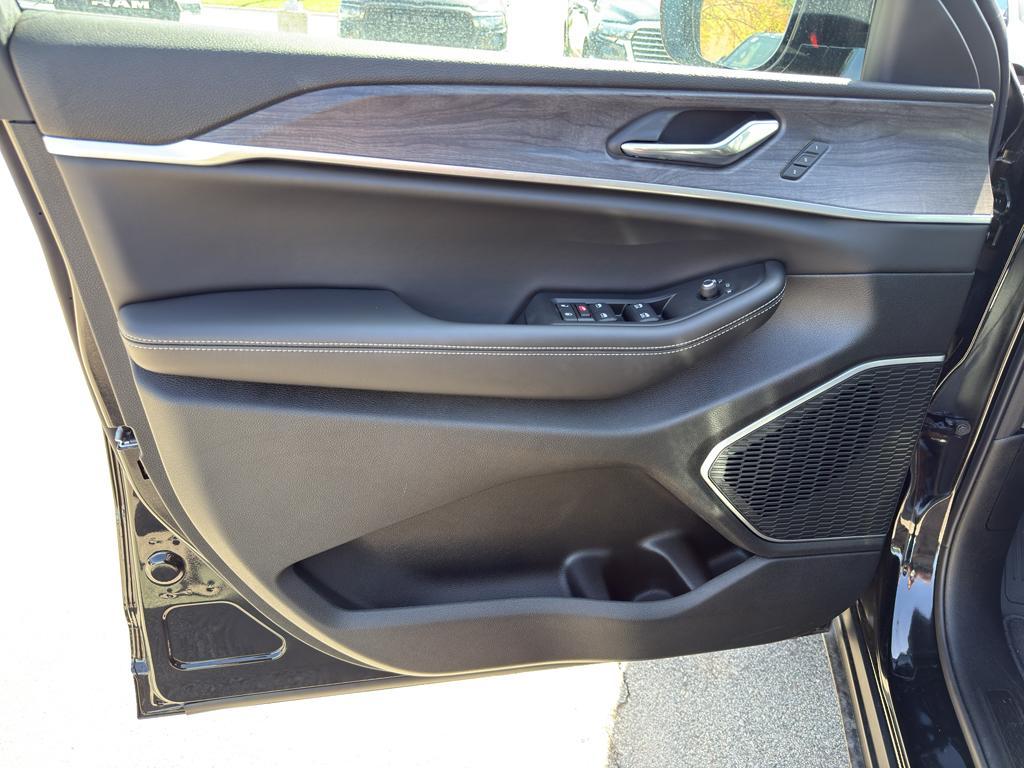 new 2025 Jeep Grand Cherokee L car, priced at $58,757