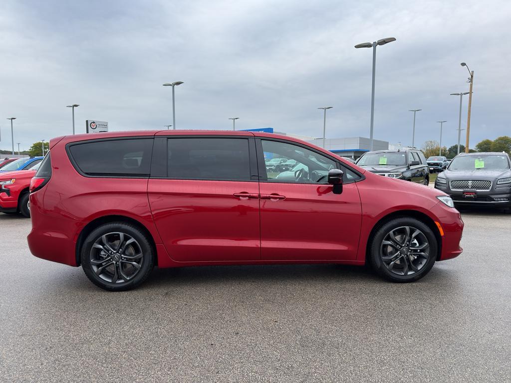 new 2026 Chrysler Pacifica car, priced at $46,757
