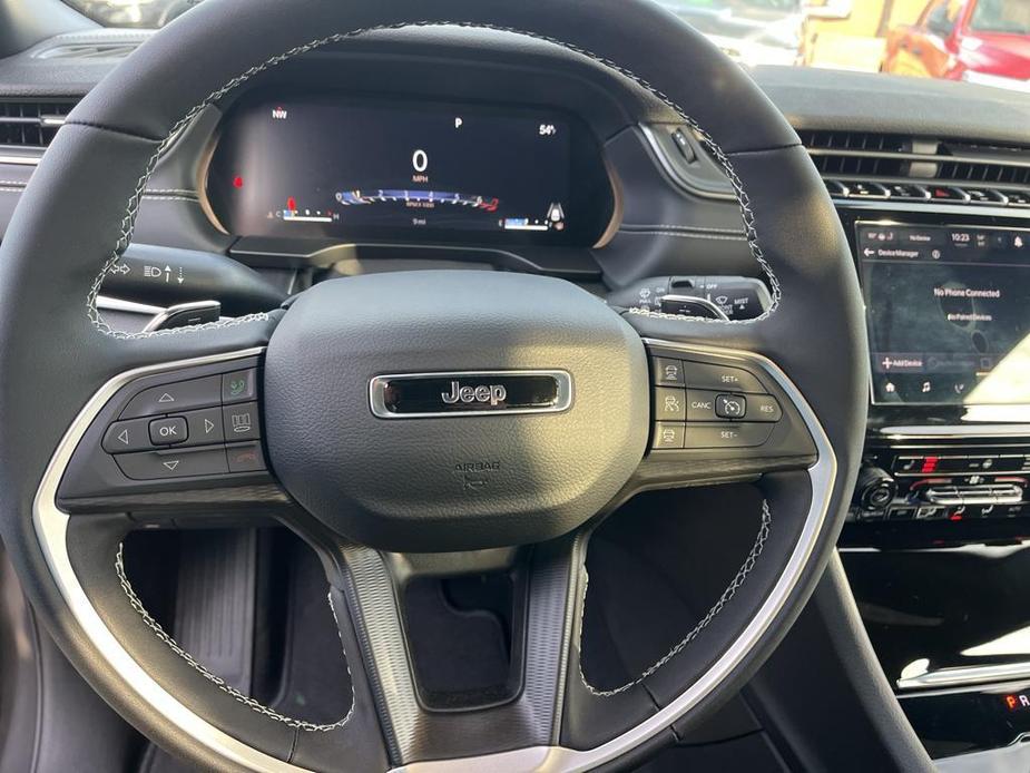 new 2025 Jeep Grand Cherokee car, priced at $45,999