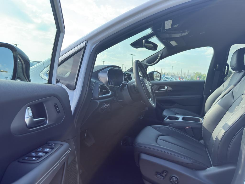 new 2025 Chrysler Pacifica car, priced at $43,574