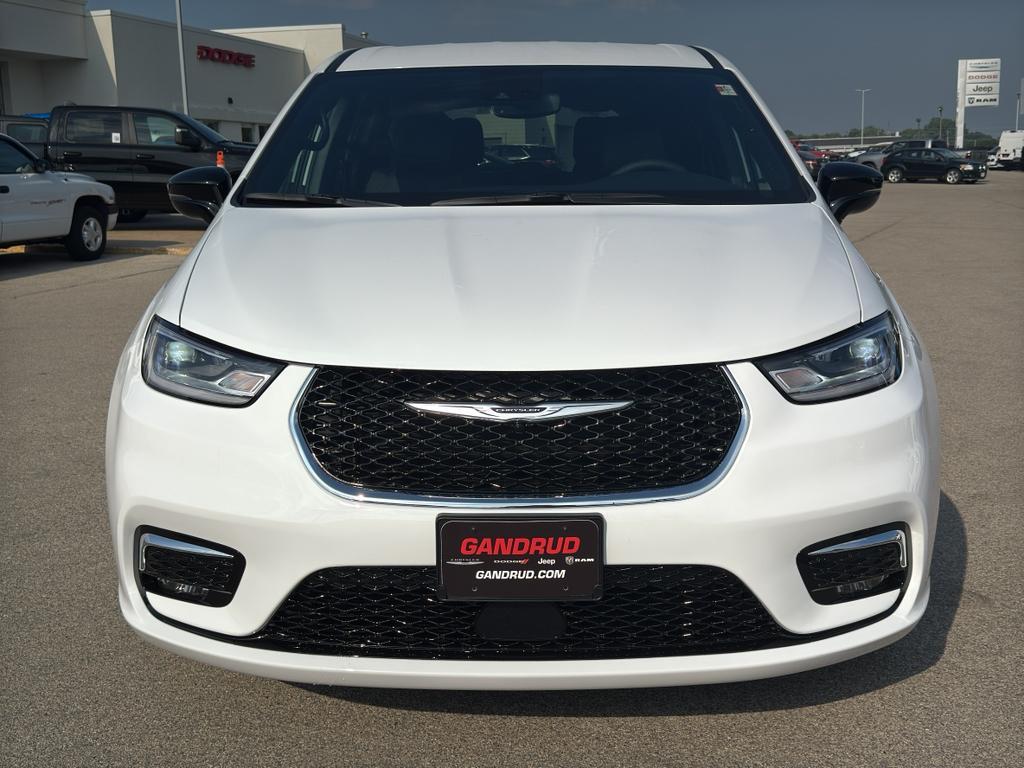 new 2025 Chrysler Pacifica car, priced at $43,574