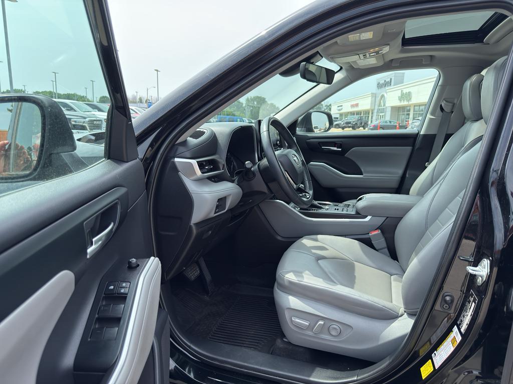 used 2021 Toyota Highlander car, priced at $35,295