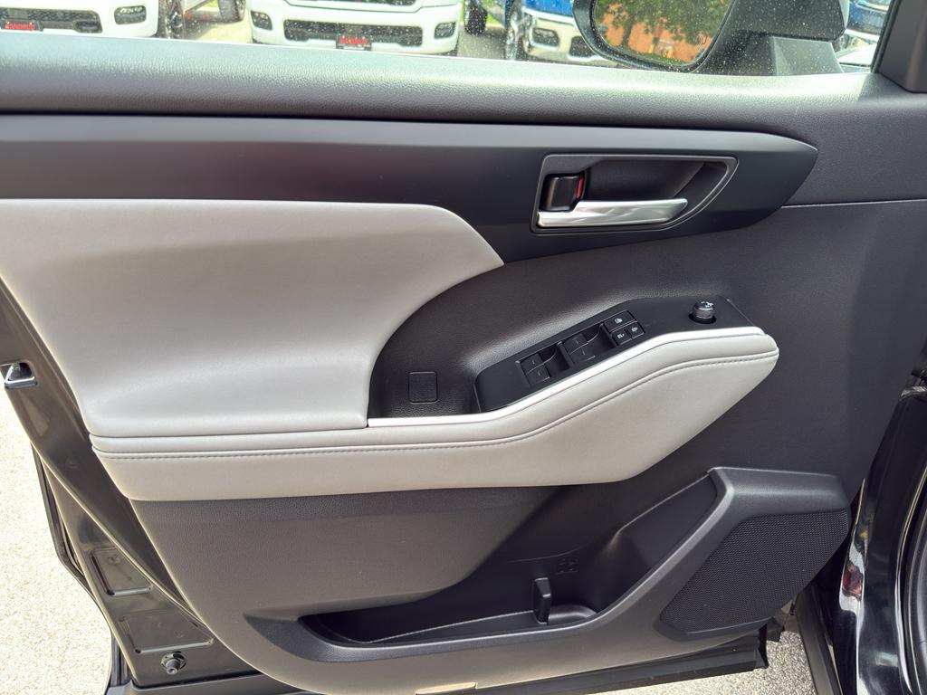 used 2021 Toyota Highlander car, priced at $35,295