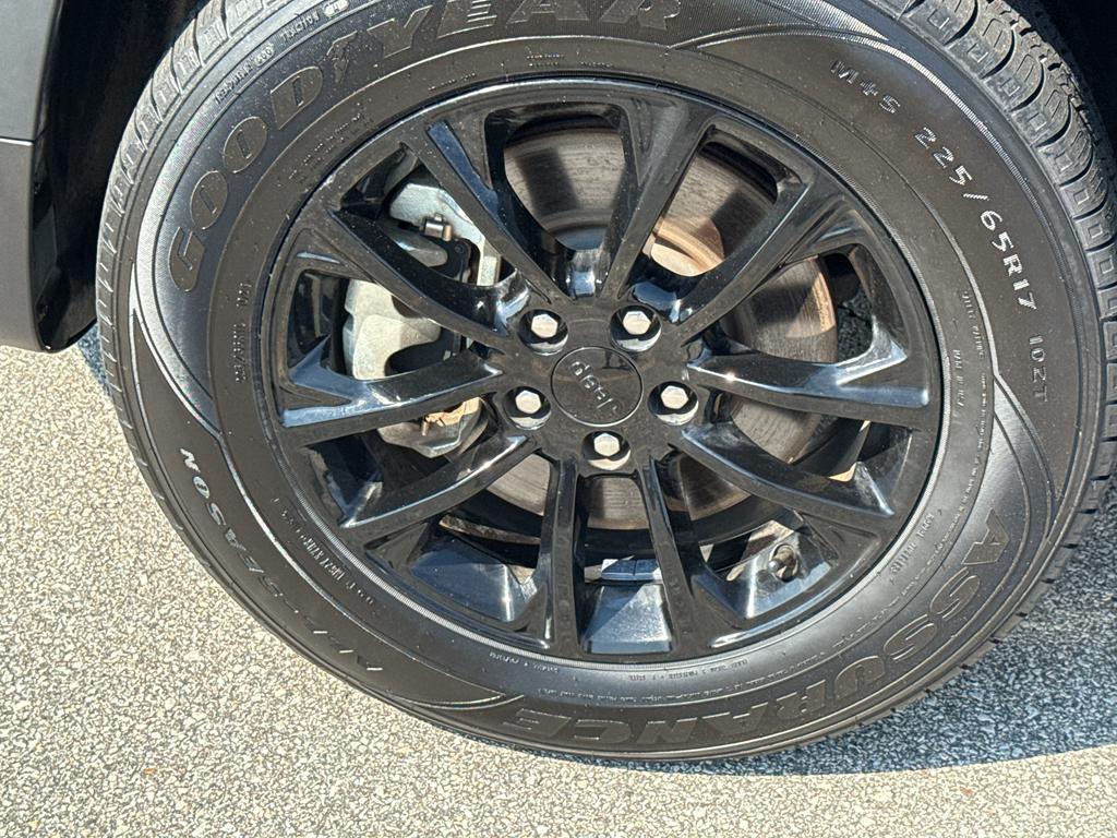 used 2023 Jeep Cherokee car, priced at $23,995