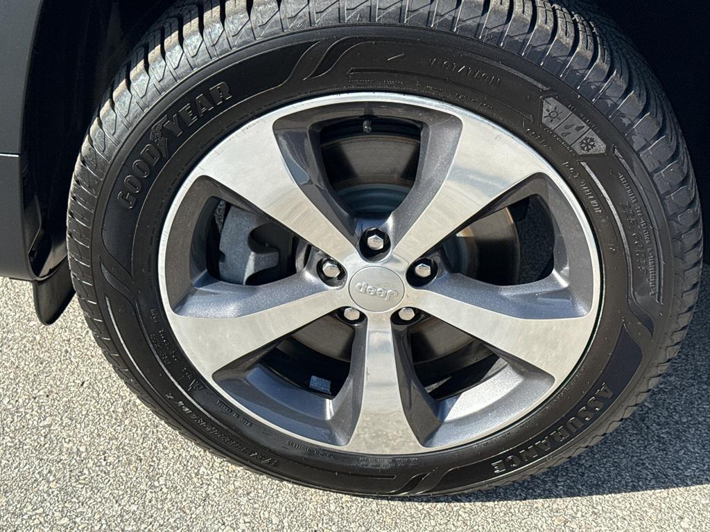 used 2020 Jeep Cherokee car, priced at $15,995