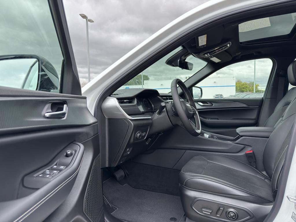 new 2025 Jeep Grand Cherokee car, priced at $44,942