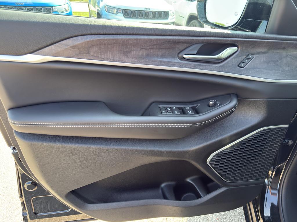 new 2025 Jeep Grand Cherokee L car, priced at $56,181