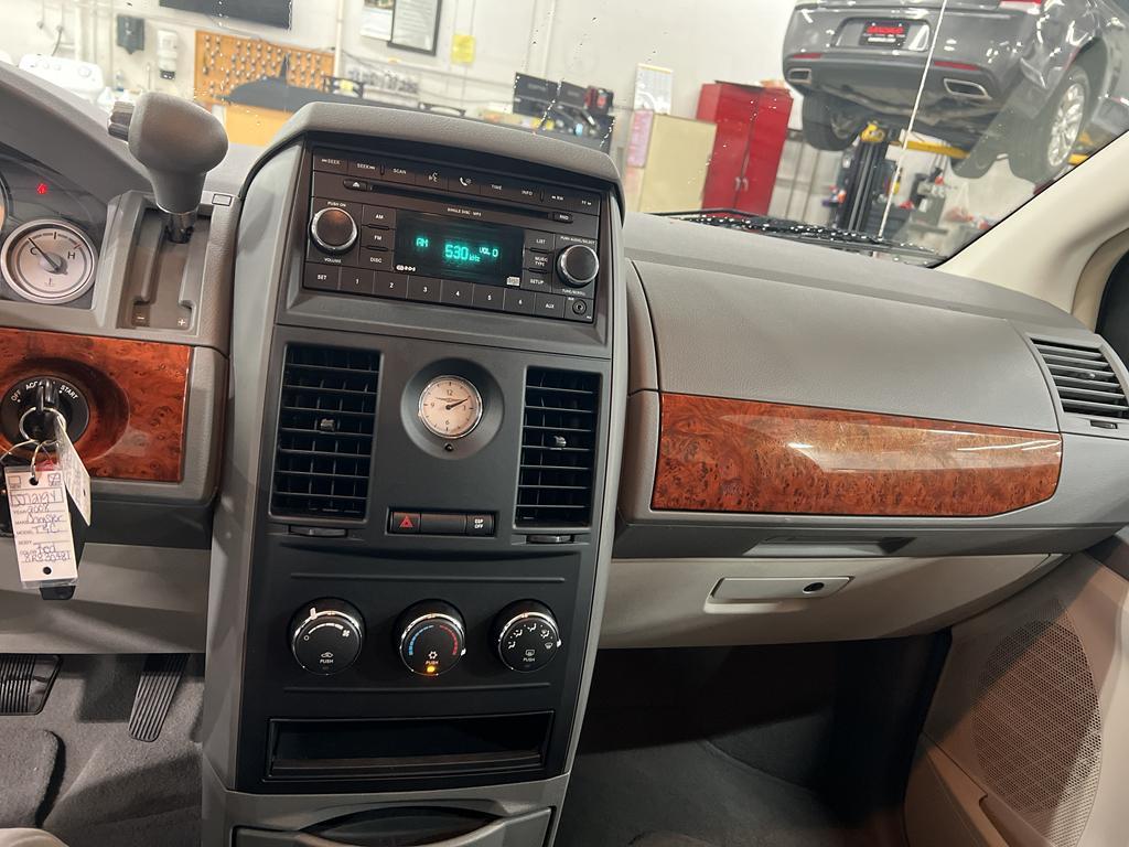 used 2008 Chrysler Town & Country car