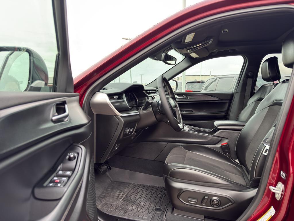 used 2024 Jeep Grand Cherokee car, priced at $35,295