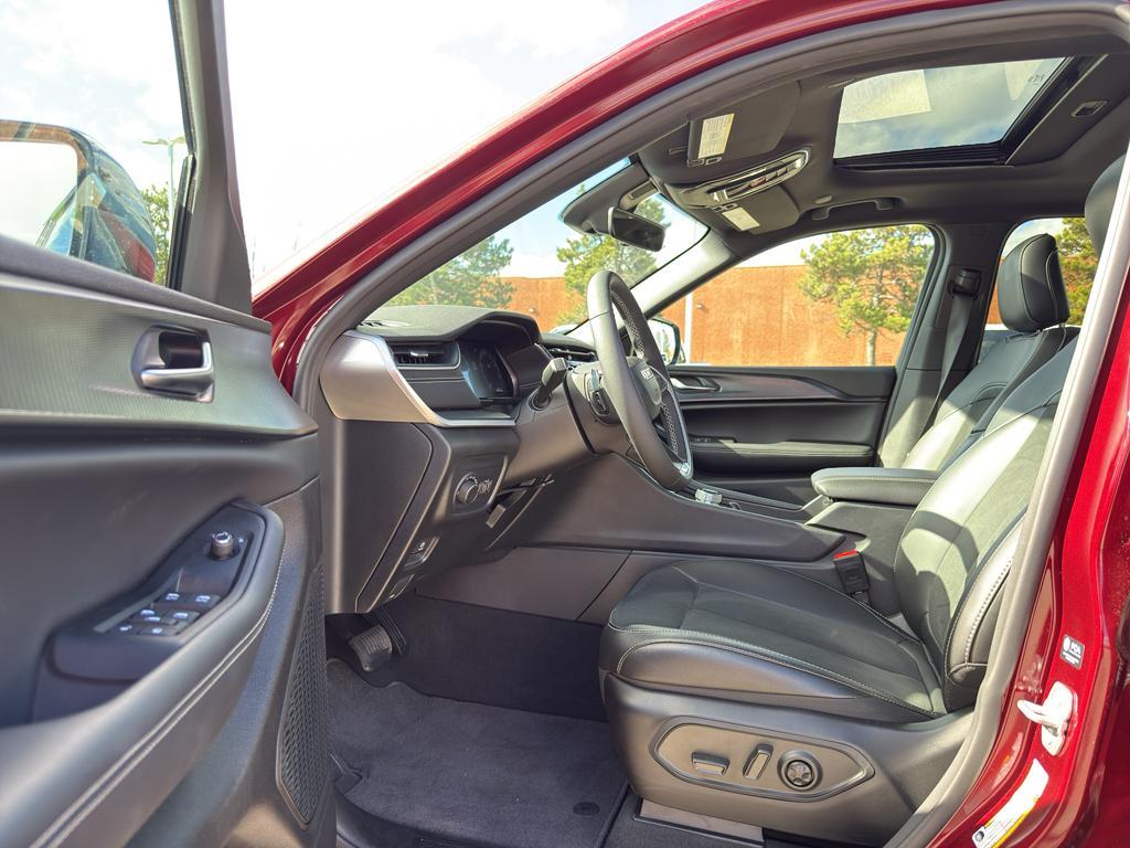 new 2025 Jeep Grand Cherokee car, priced at $42,999