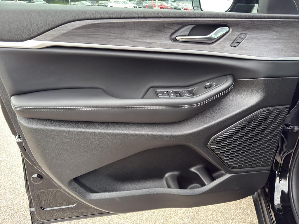 new 2025 Jeep Grand Cherokee L car, priced at $48,097