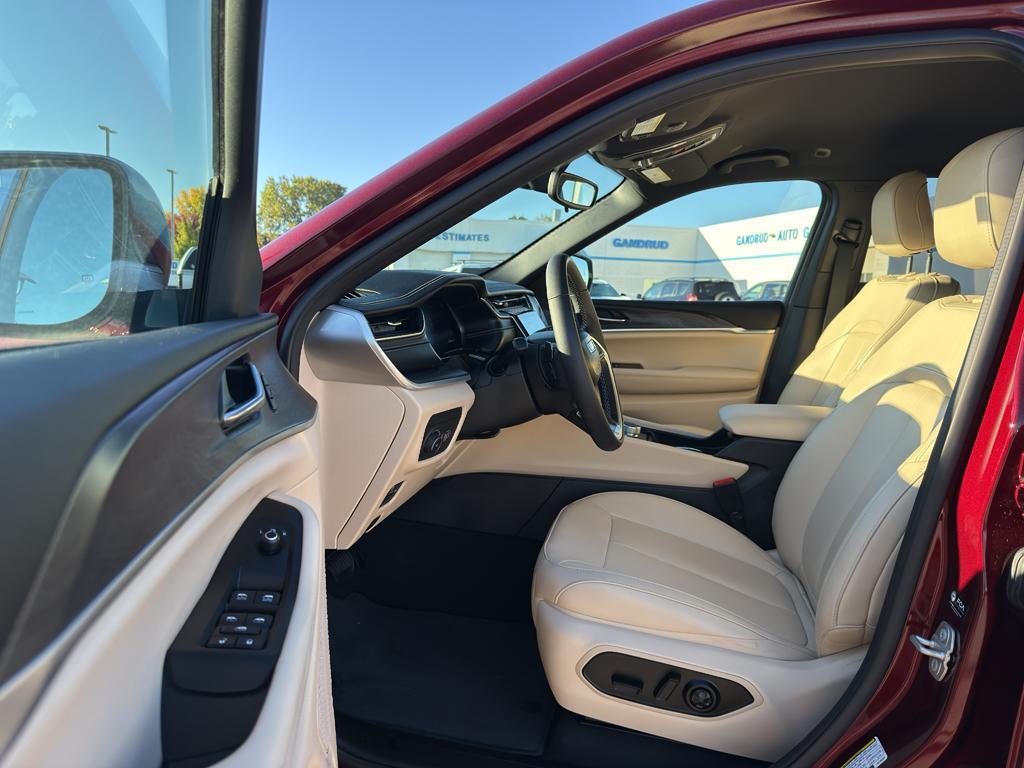 used 2024 Jeep Grand Cherokee car, priced at $38,595