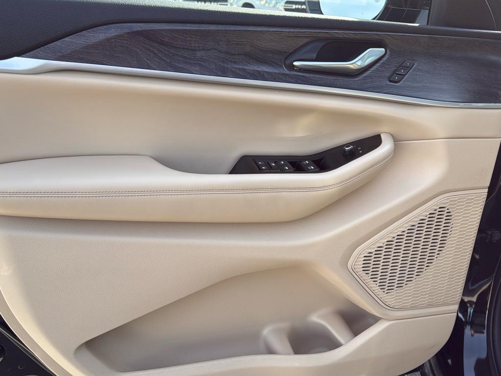 used 2023 Jeep Grand Cherokee car, priced at $31,895