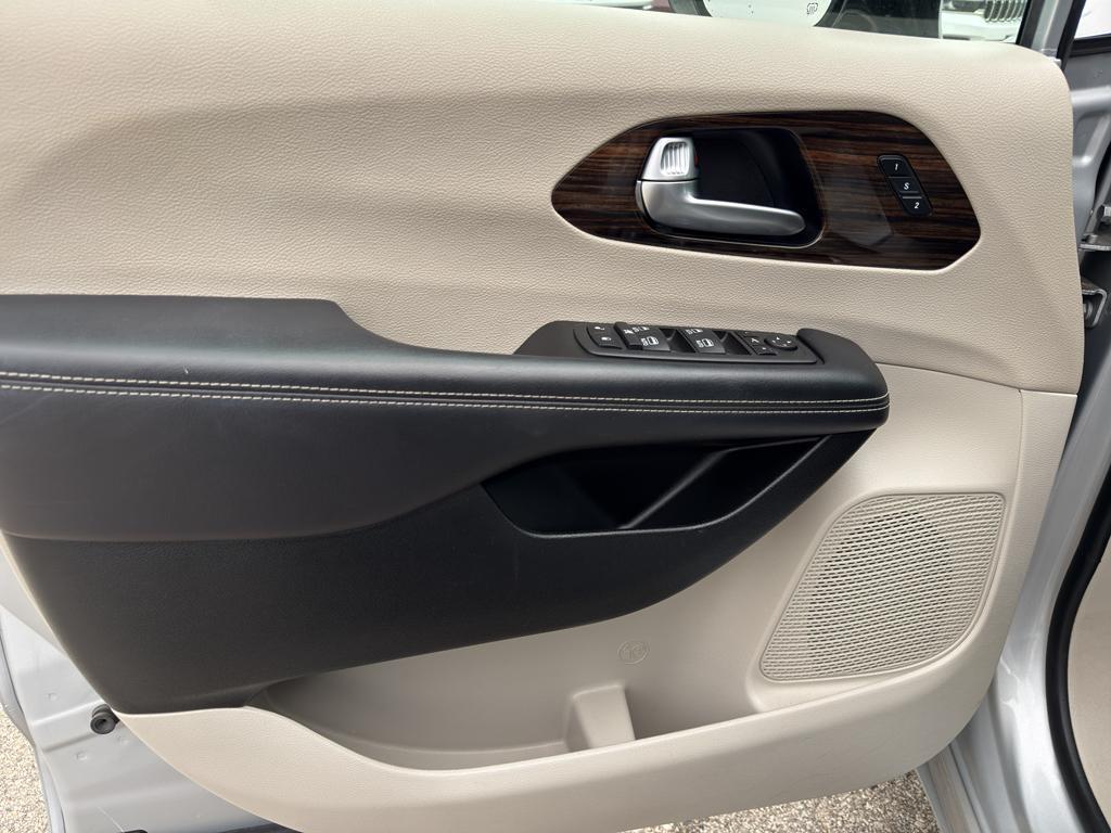 used 2023 Chrysler Pacifica car, priced at $28,995