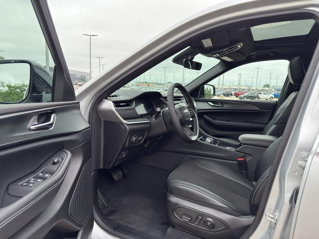 new 2025 Jeep Grand Cherokee L car, priced at $49,096
