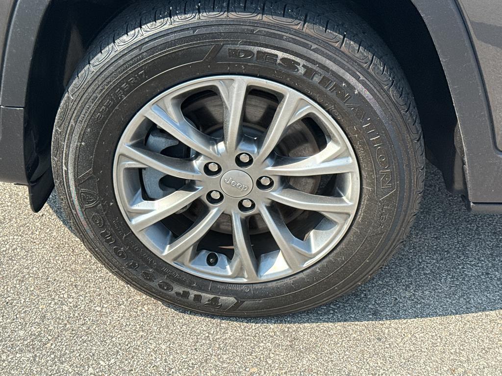 used 2022 Jeep Cherokee car, priced at $23,995