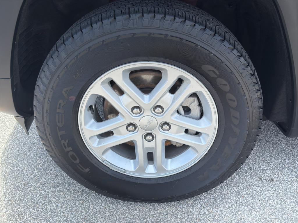 used 2023 Jeep Grand Cherokee car, priced at $30,195