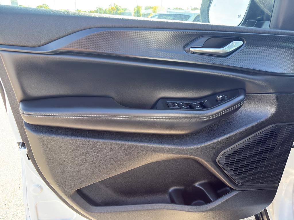 used 2024 Jeep Grand Cherokee car, priced at $31,595