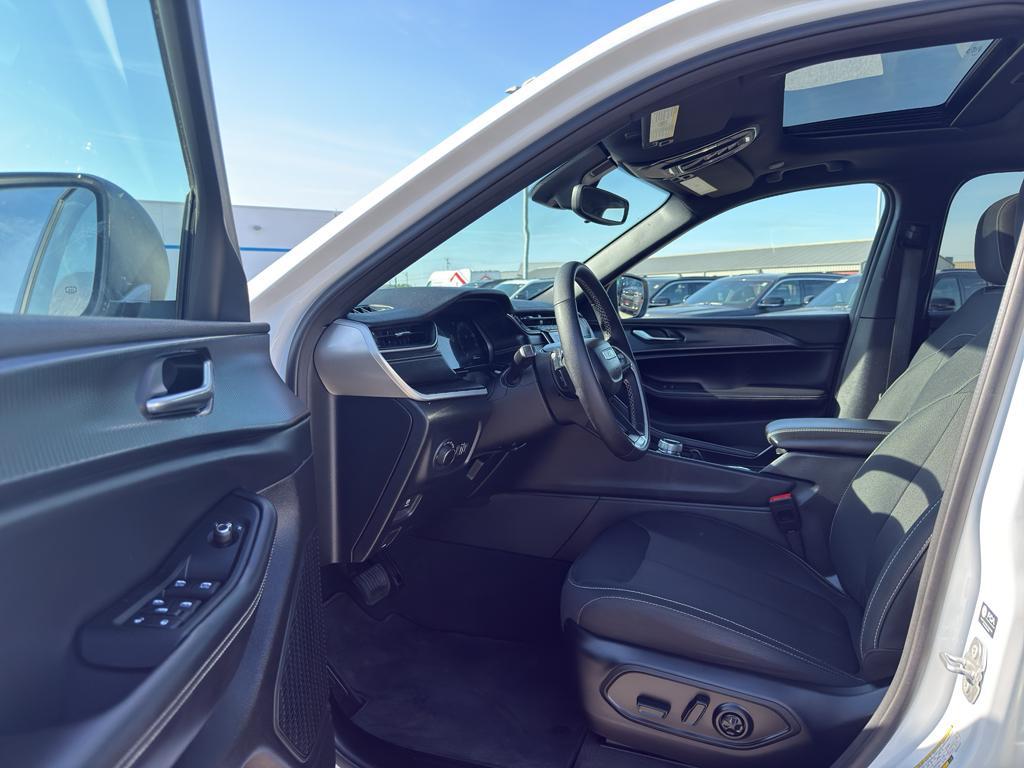 used 2024 Jeep Grand Cherokee car, priced at $31,595