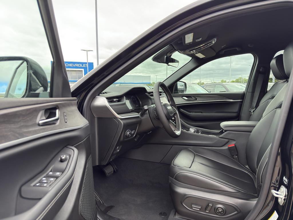 new 2025 Jeep Grand Cherokee car, priced at $46,137