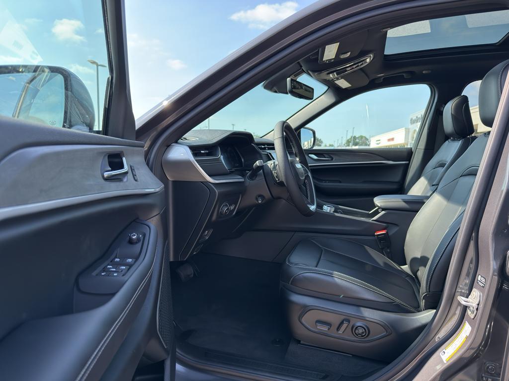 new 2025 Jeep Grand Cherokee car, priced at $56,098