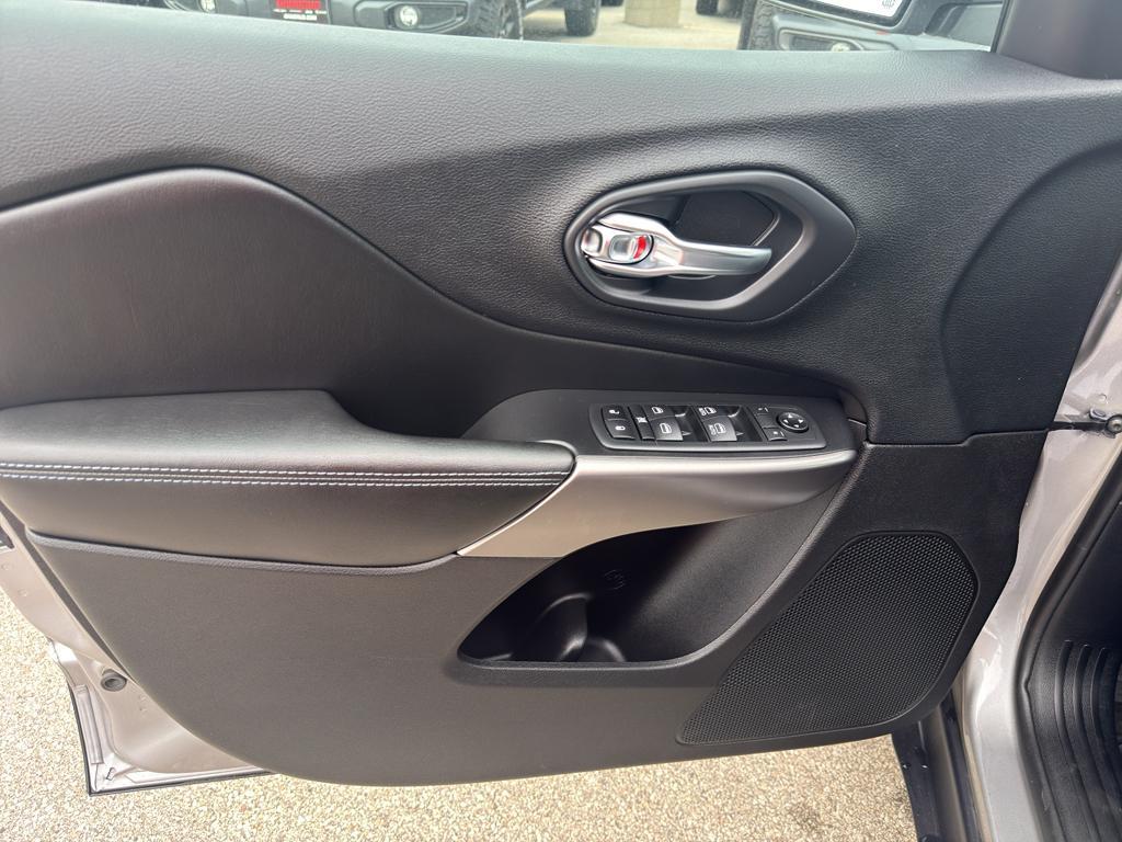 used 2020 Jeep Cherokee car, priced at $18,995