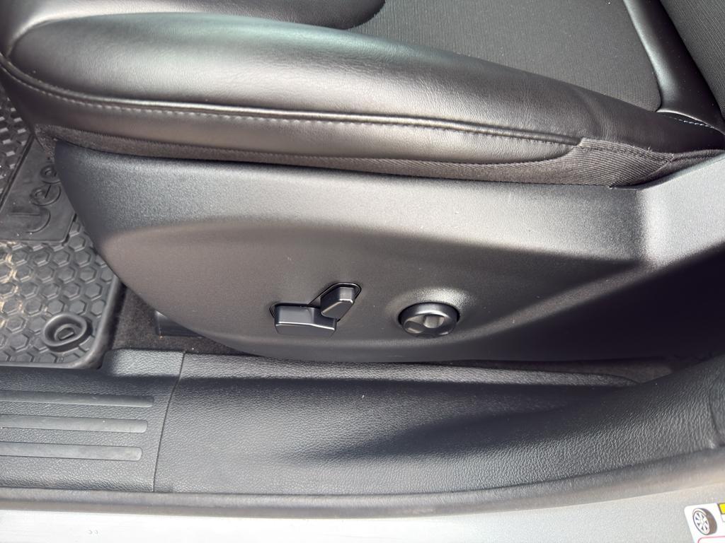 used 2020 Jeep Cherokee car, priced at $18,995