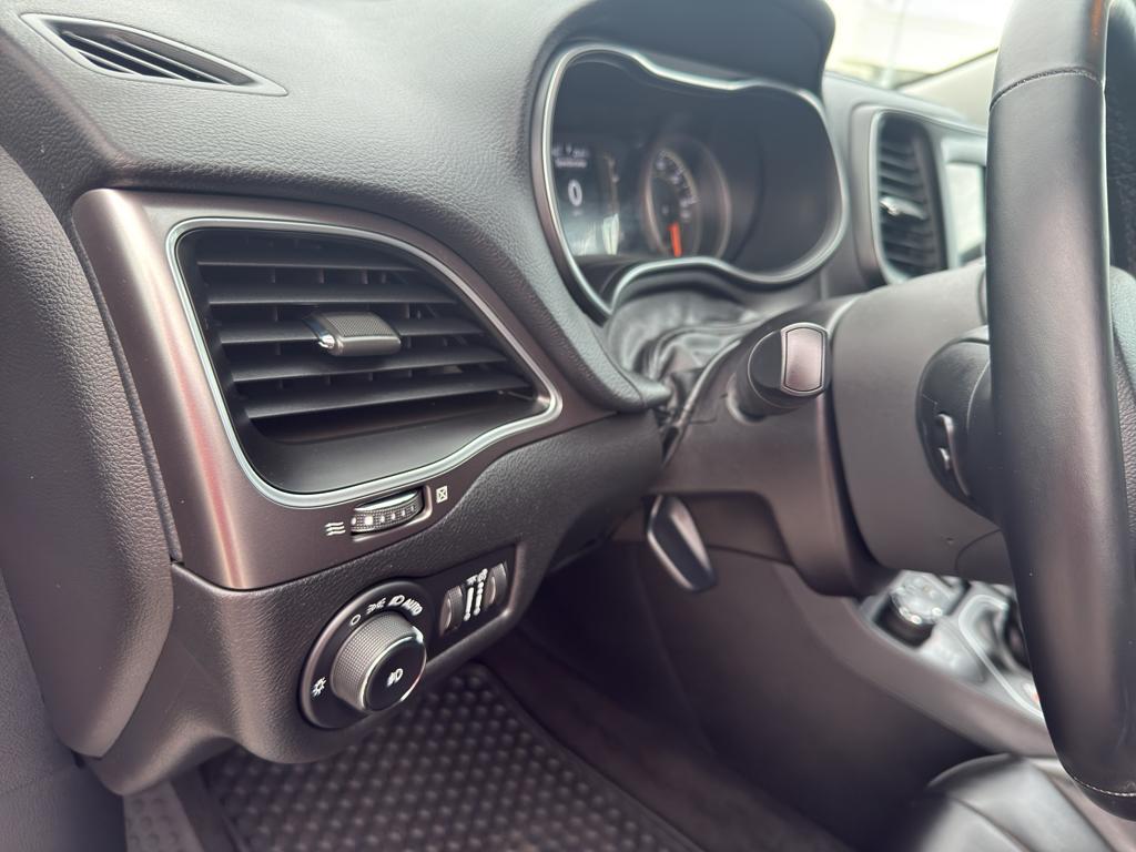 used 2020 Jeep Cherokee car, priced at $18,995