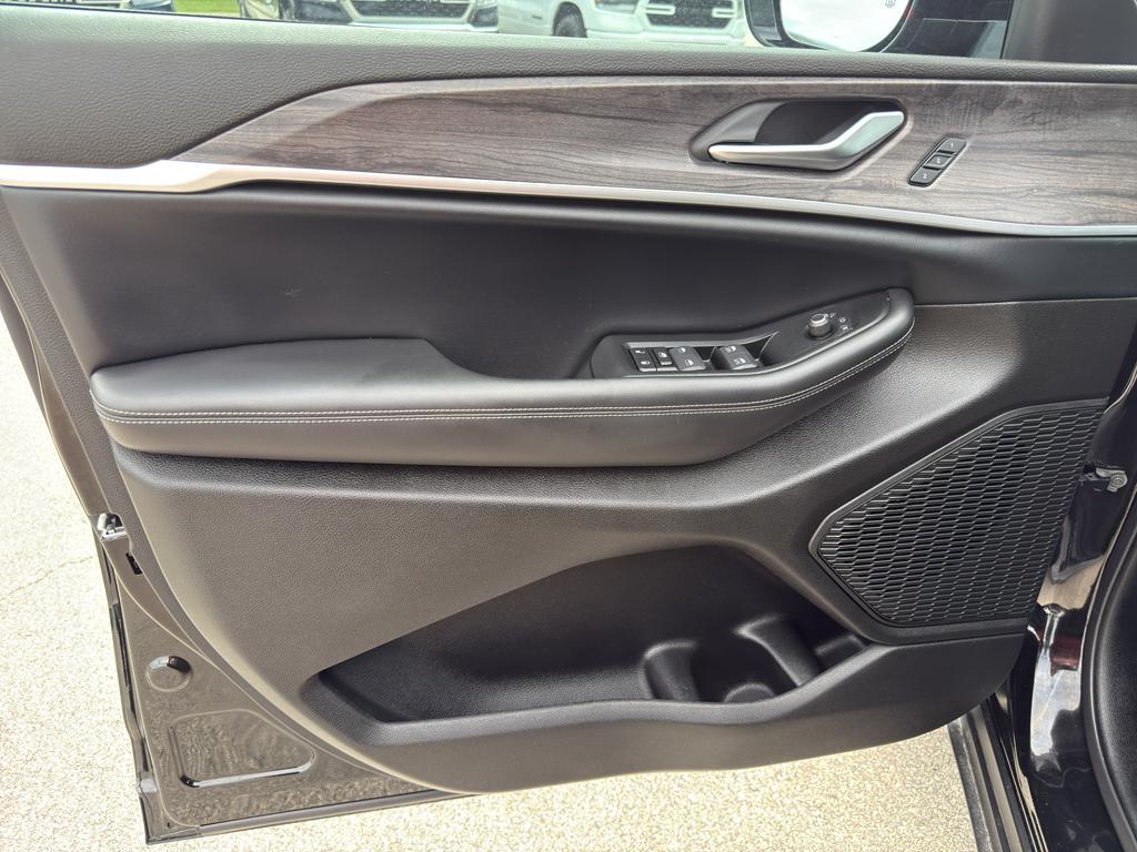 used 2024 Jeep Grand Cherokee car, priced at $39,795