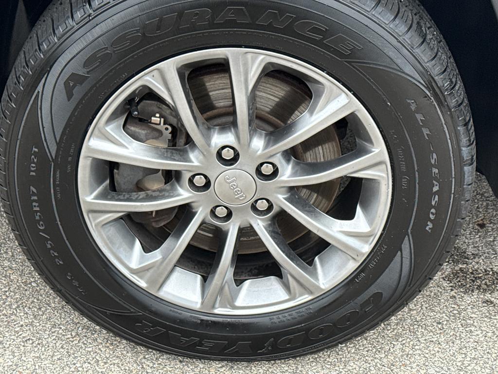 used 2020 Jeep Cherokee car, priced at $19,295