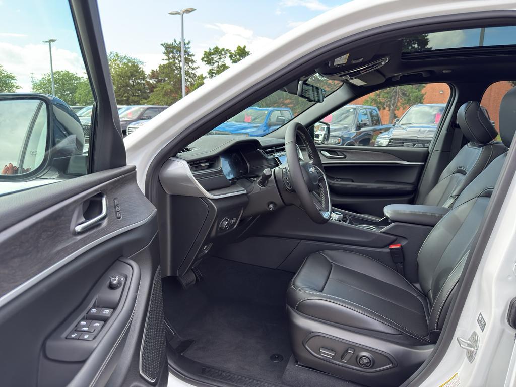 new 2025 Jeep Grand Cherokee car, priced at $55,662