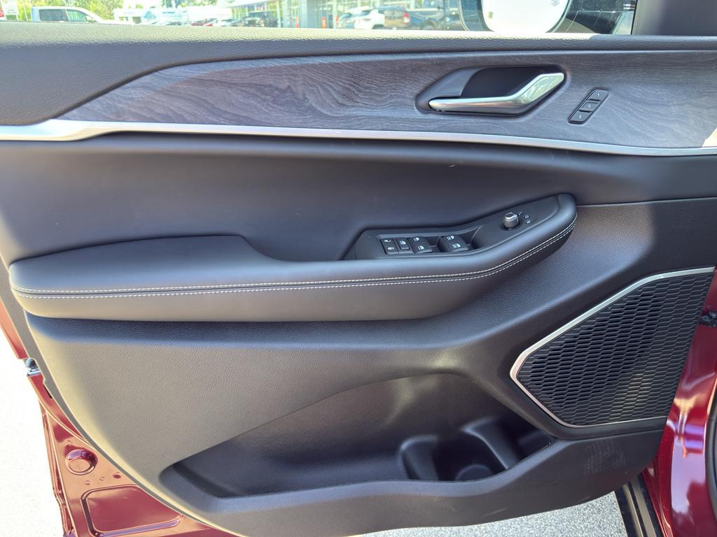 new 2025 Jeep Grand Cherokee car, priced at $55,998