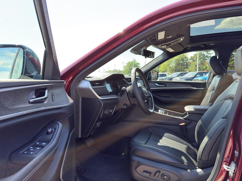 new 2025 Jeep Grand Cherokee car, priced at $55,998
