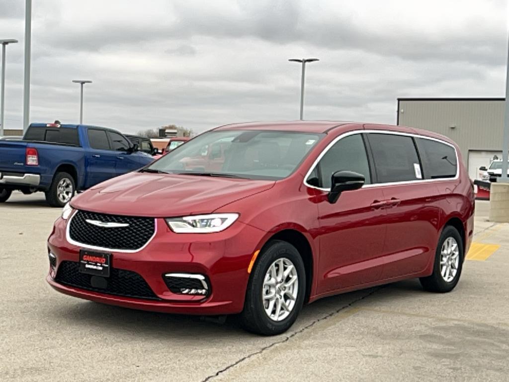 new 2025 Chrysler Pacifica car, priced at $43,721