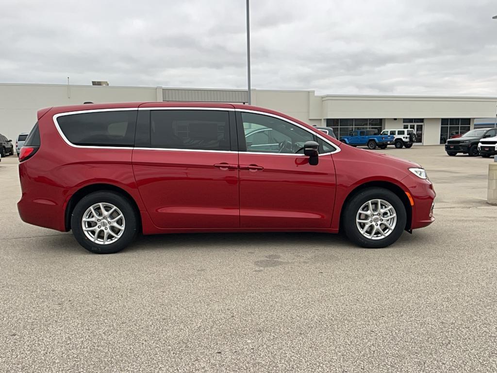 new 2025 Chrysler Pacifica car, priced at $43,721