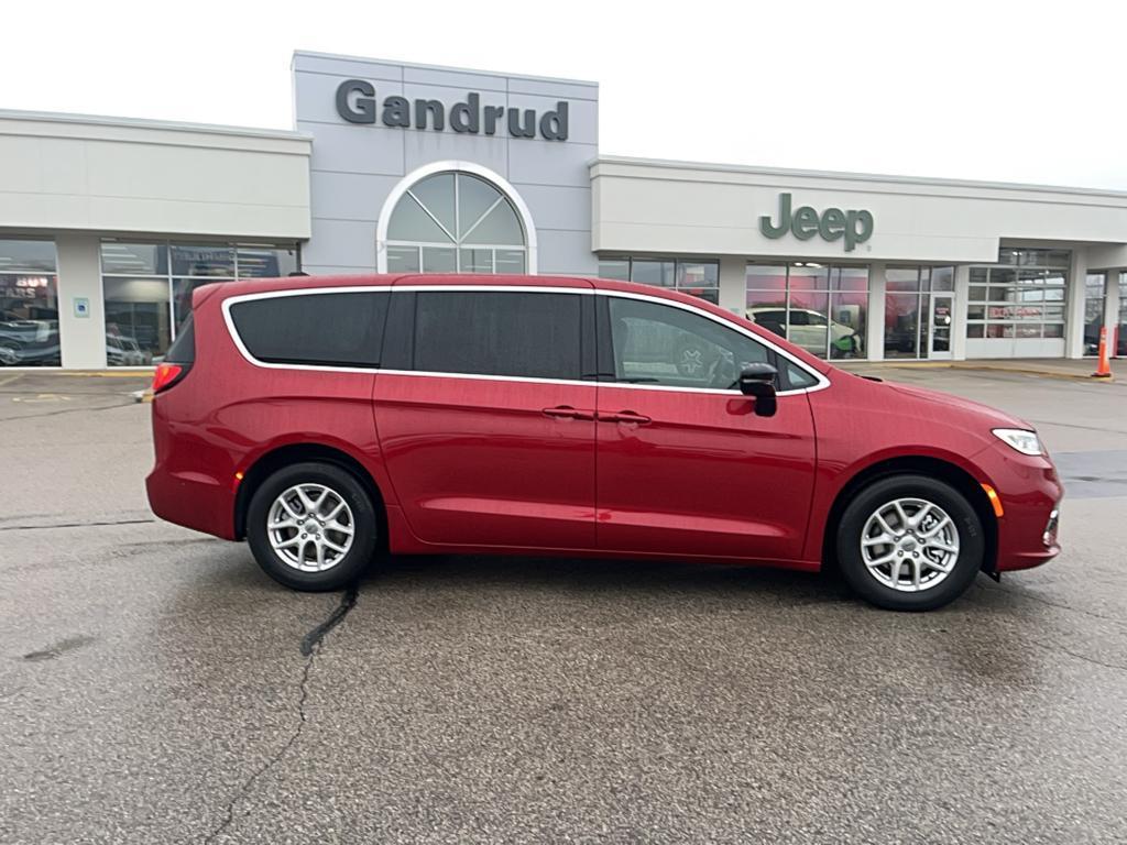 new 2025 Chrysler Pacifica car, priced at $43,873