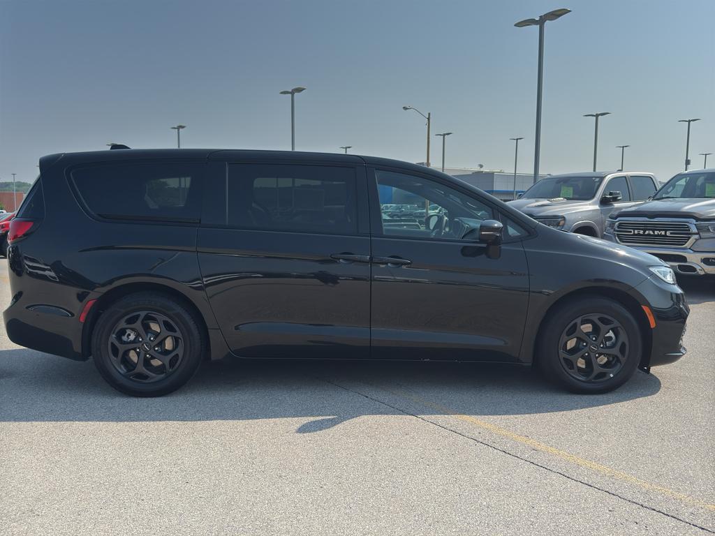 used 2022 Chrysler Pacifica Hybrid car, priced at $26,995