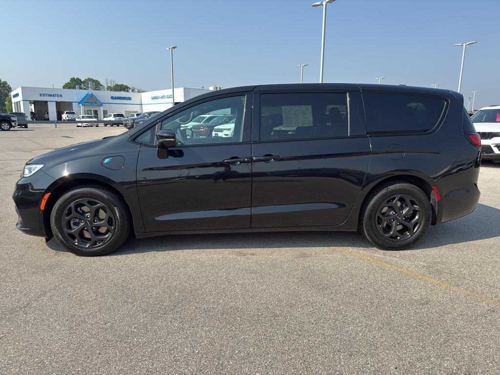 used 2022 Chrysler Pacifica Hybrid car, priced at $26,995