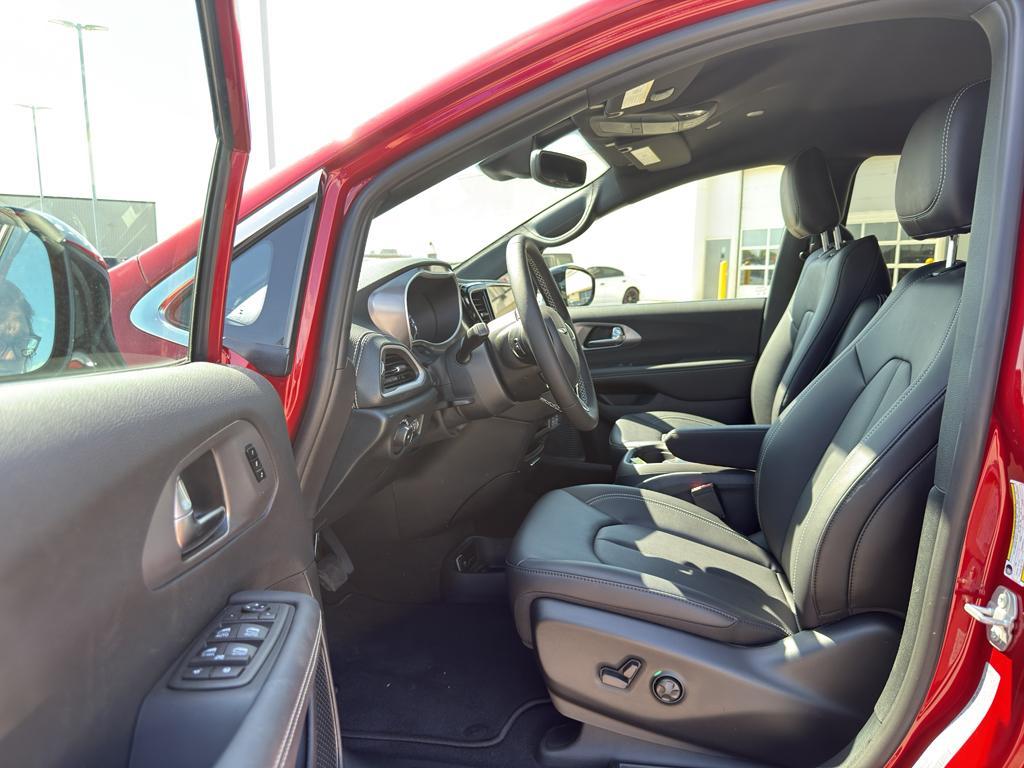 new 2025 Chrysler Pacifica car, priced at $44,940