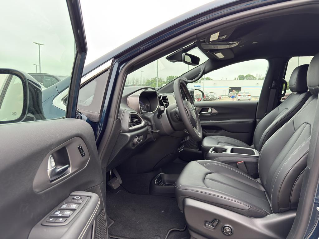 new 2025 Chrysler Pacifica car, priced at $44,940