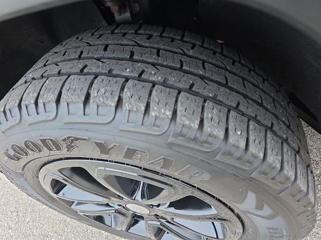 used 2015 Jeep Grand Cherokee car, priced at $9,995