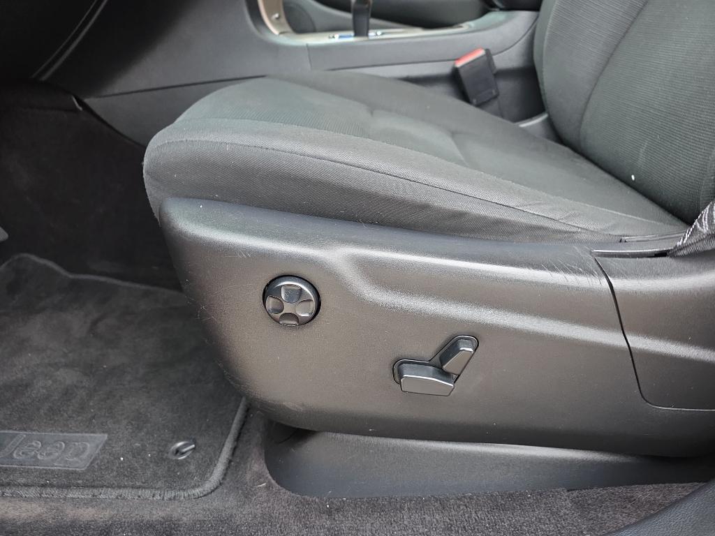 used 2015 Jeep Grand Cherokee car, priced at $9,995