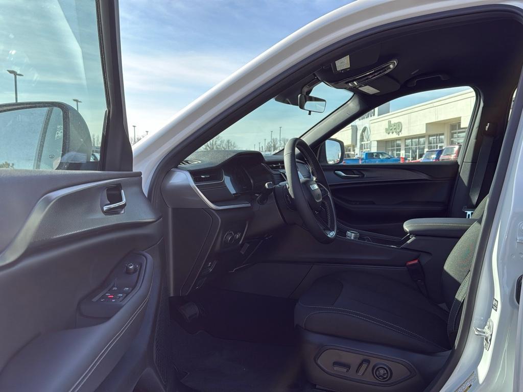new 2025 Jeep Grand Cherokee car, priced at $37,888