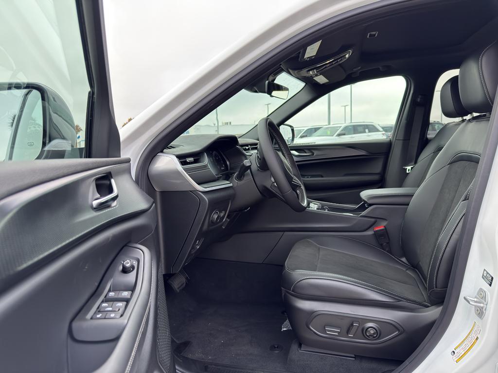 new 2025 Jeep Grand Cherokee car, priced at $45,567